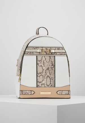 Mochila con cuerpo blanco, detalles con patrón de serpiente, parte superior redondeada, herrajes dorados y parte inferior beige con detalle del logo.