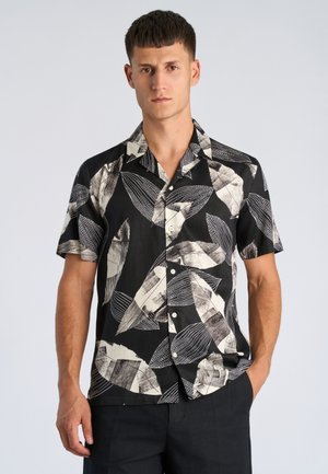 Czarna koszula z krótkim rękawem, ozdobiona białym abstrakcyjnym wzorem liści, wykonana z lekkiego materiału, z luźnym kołnierzem i zapinana z przodu na guziki.