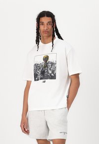 New Balance HOOPS CHAMPIONSHIP  GRAPHIC UNISEX - Trükipildiga T-särk - white