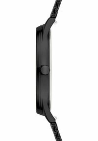 Zwarte polshorloge met een gladde, ronde kast, een getextureerde lunette en een zwarte kettingarmband. Heeft een enkele kroon aan de zijkant.