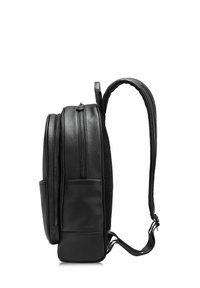 Czarny skórzany plecak z gładką fakturą, dwoma zamykanymi na zamek compartmentami, wyściełanymi szelkami oraz boczną kieszenią na dodatkowe akcesoria.