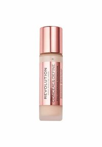 Flydende foundation i en frostet glasflaske med en rosaguld hætte. Har et pink label med teksten "Revolution Conceal & Define F1."