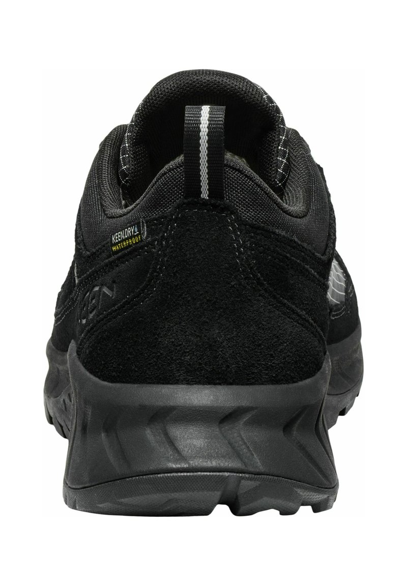 Fekete túracipő velúrból és hálós anyagból készült felső résszel, párnázott bokarésszel, vízálló címkével és texturált fekete gumitalppal, amelyen tapadásminták találhatók.