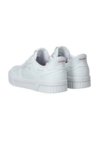 Sneakers bianchi in pelle con superficie testurizzata, presentano un design a caviglia alta, punta tonda e suola in gomma. Accento rosso notevole sul tallone.