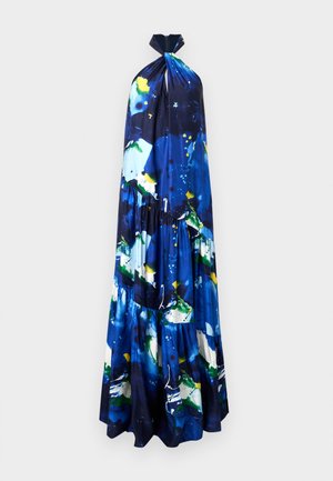 Duga, slojevita haljina u nijansama plave s apstraktnim uzorkom s naglascima zelene i žute boje. Izrađena od laganog materijala s halter izrezom.