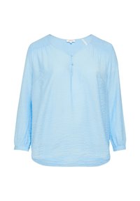 Lichtblauwe blouse met lange mouwen, een V-hals en drie knopen, met een gestructureerde stof en geroemde details op de schouders.