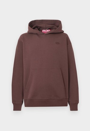 Pullover hoodie marrone con tasca a canguro frontale, polsini e orlo a coste, piccolo logo ricamato sul petto e etichetta con marchio all'interno del cappuccio.