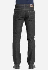 Zwarte denim jeans met een rechte pijp, voorzien van twee achterzakken, subtiele stiksels en een merklabel op de tailleband.