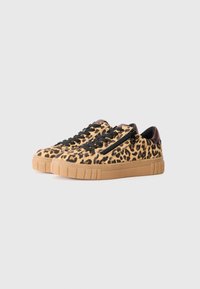 Sneakers con stampa leopardata, lacci neri, sole beige e una cerniera laterale. Presentano una texture morbida e un design con punta tonda.
