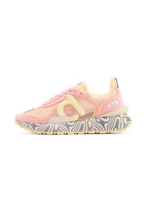 Lage sneaker met roze mesh bovenwerk, zacht crèmekleurig logo en voering, beige accenten en beige zool met zwart- en grijs abstract patroon.