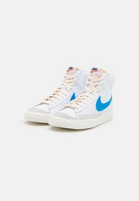 Nike Sportswear BLAZER '77 UNISEX - Sapatilhas de cano alto - white/light photo blue/black/sail/team orange