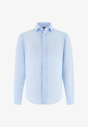 Chemise bleu clair à manches longues, boutonnée, avec des rayures verticales discrètes et un col classique, présentée sur un fond blanc.