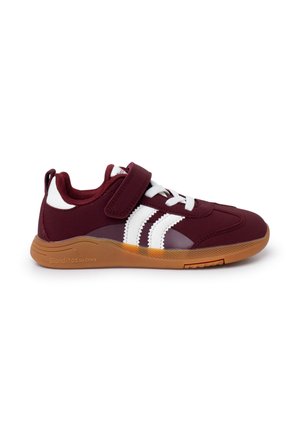 Chaussure de sport bordeaux avec des rayures blanches, tige en tissu, semelle en caoutchouc, sangle à boucle et semelle contrastante couleur gomme.
