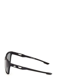 Sluneční brýle s černým plastovým rámem, obdélníkovými skly a výraznými výřezy na nohách. Skla s šedým tónováním.