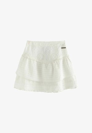 Gonna bianca a strati con motivo ricamato, caratterizzata da uno strato superiore strutturato e un orlo arricciato, completata da una piccola targhetta metallica con logo.