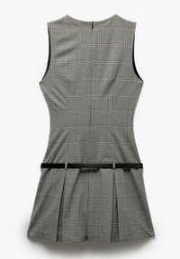 Vestido de cuadros gris con un corsé ajustado y falda acampanada. Presenta un cinturón negro en la cintura y un cierre con cremallera en la parte trasera. Tejido texturizado con un brillo sutil.