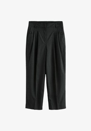 Temno sivi hlače s črtastim vzorcem in nabranim sprednjim delom, dvema stranskima žepoma ter gumbastimi detajli. Zasnovane v ohlapnem kroju in kratki dolžini.