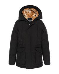 Parka negra con forro de piel sintética en la capucha, cierre con cremallera en la parte delantera, dos bolsillos grandes en la parte frontal y cordones ajustables en la cintura y la capucha.