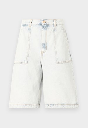 Svetlo modri denim kratke hlače z visokim pasom, velikimi sprednjimi žepki, zapenjanjem na gumbe in subtilnimi modrimi poudarki v tehniki vezanja na nevtralni podlagi.