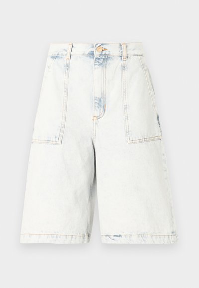 Ανοιχτόχρωμα τζιν σορτς με ψηλή μέση, μεγάλες εμπρόσθιες τσέπες με πατς, κλείσιμο με κουμπιά και διακριτικές μπλε ακτινωτές αποχρώσεις σε ουδέτερο φόντο.