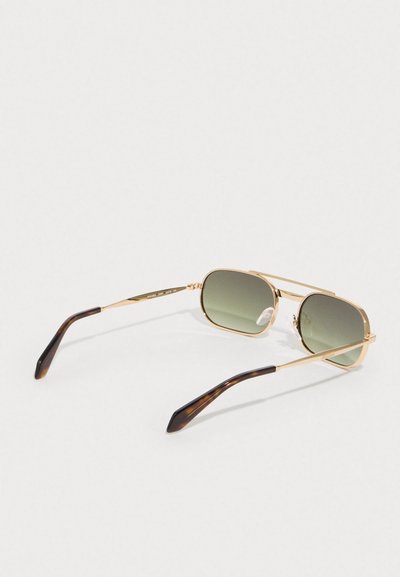 Sluneční brýle se zlatým rámem, obdélníkovými zelenými skly a postranicemi ve zlato-želvovinovém vzoru. Kovové detaily na rámu.