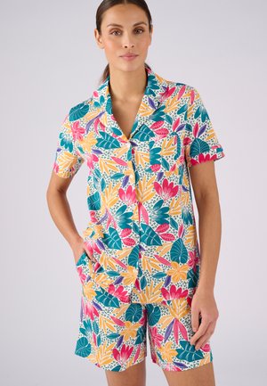 Ensemble de pyjama coloré à manches courtes avec un motif floral et de feuilles en teal, rose, orange et blanc. Comprend une chemise à boutons et un short.