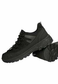 Scarpe da ginnastica nere con una tomaia testurizzata, chiusura con lacci e suola robusta. Include un colletto imbottito e dettagli riflettenti.