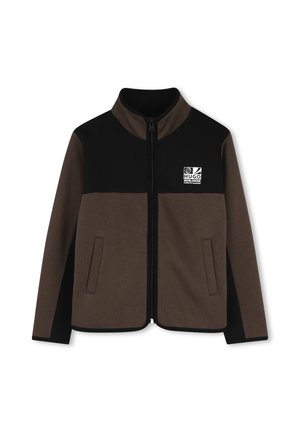 Veste noire et marron foncé zippée avec col montant, poches latérales et logo blanc Hugo Worldwide sur la partie supérieure gauche de la poitrine.