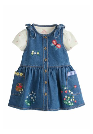 Modré denimové detské šaty so drevenými gombíkmi, vyšívaným motýľom, kvetmi, jahodami a košíkom, v kombinácii s bielou košeľou s krátkym rukávom.