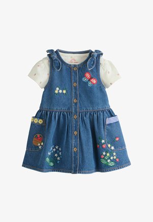 Kék farmer baba ruha fa gombokkal, hímzett pillangóval, virágokkal, eperrel és kosárral, fehér rövid ujjú inggel kombinálva.