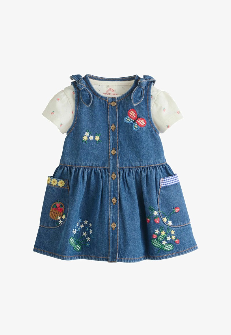 Vestido azul de mezclilla para bebé con botones de madera, mariposa bordada, flores, fresas y cesta, combinado con camiseta blanca de manga corta.