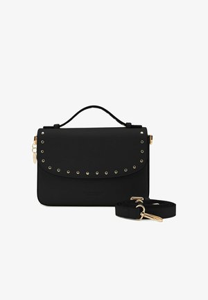 Borsa a tracolla sintetica nera con borchie dorate lungo il flap curvo, manico superiore, tracolla staccabile e logo del brand impresso sul davanti.