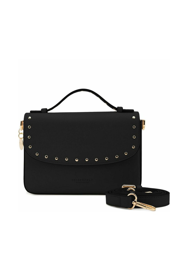 Borsa a tracolla sintetica nera con borchie dorate lungo il flap curvo, manico superiore, tracolla staccabile e logo del brand impresso sul davanti.