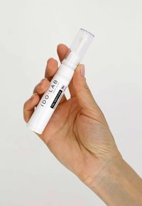 IDOLAB Tri-Peptide-Serum in einem weißen zylindrischen Behälter mit klarem Deckel. Das Produkt verfügt über eine Drehspitze für eine kontrollierte Anwendung.