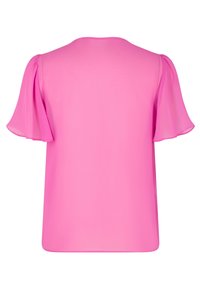 Haut rose avec des manches courtes et évasées. Tissu lisse avec une texture légère. Encolure ronde et coupe décontractée. Design simple, sans motifs.