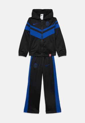 Survêtement sportif Nike noir et bleu avec veste zippée à capuche et pantalon, avec logos du Paris Saint-Germain et bandes bleues sur les manches et les jambes.