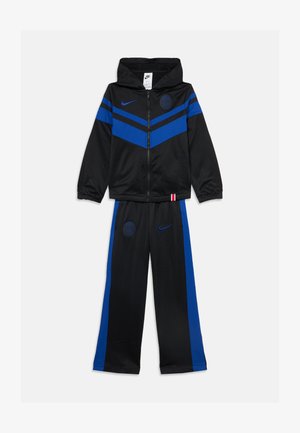 Μαύρο και μπλε αθλητικό σετ Nike με ζακέτα με κουκούλα και φερμουάρ και παντελόνια, με λογότυπα της Παρί Σεν Ζερμέν και μπλε ρίγες στα μανίκια και στα πόδια.