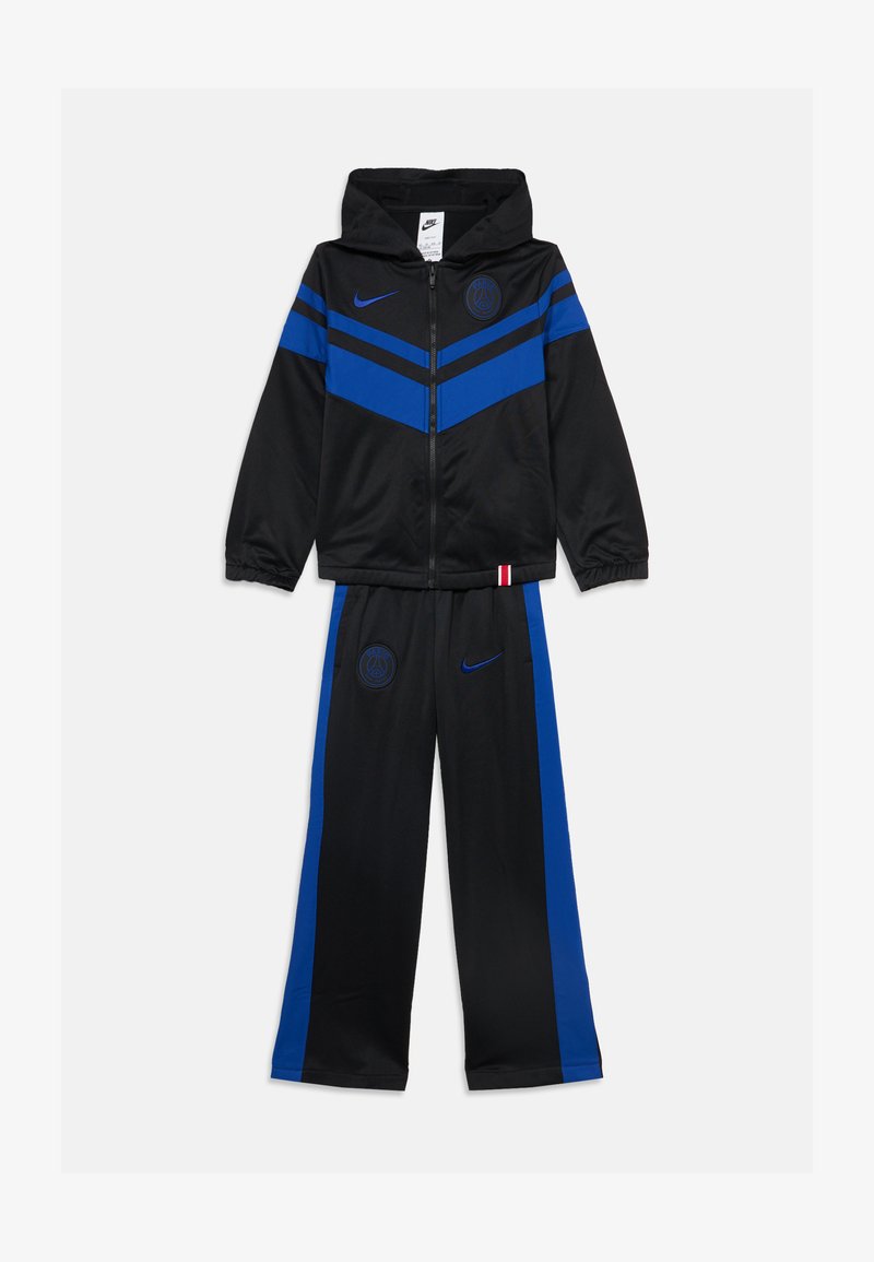 Μαύρο και μπλε αθλητικό σετ Nike με ζακέτα με κουκούλα και φερμουάρ και παντελόνια, με λογότυπα της Παρί Σεν Ζερμέν και μπλε ρίγες στα μανίκια και στα πόδια.