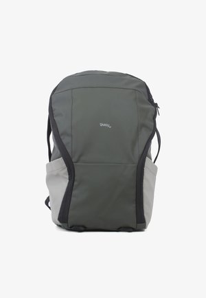 Dunkelgrüner und grauer Rucksack mit glatter Textur, der gepolsterte Schulterriemen und ein dezentes Logo auf der Vorderseite aufweist.