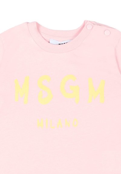 Roze babyshirt met gele tekst "MSGM" en "MILANO", voorzien van twee drukknoopjes op de schouder voor makkelijk aankleden.