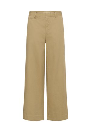 Pantalon large kaki avec passants pour ceinture, une poche passepoilée unique sur le devant à droite, et un design épuré et minimaliste.