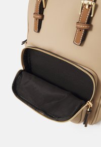 PARFOIS NATALIA - Malý batoh  - beige