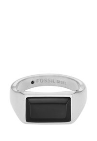 Bague en acier inoxydable argenté avec une pierre rectangulaire noire sur le dessus, finition lisse, et gravure "FOSSIL STEEL" à l'intérieur.