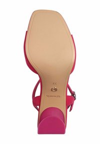 Lyserød højhælet sandal med tekstureret sål, der har et slankt design, justerbar ankelrem og en glat, afrundet hælbasis. Størrelse 37.