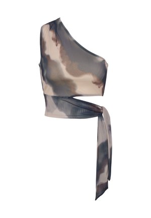 Top scurt cu un umăr gol, cu model tie-dye gri și bej și o panglică lungă legată în talie, pe fundal alb.