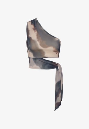 Een cropped top met één schouder, in een grijs- en beige tie-dye patroon, met een lange sjerp gestrikt rond de taille op een witte achtergrond.