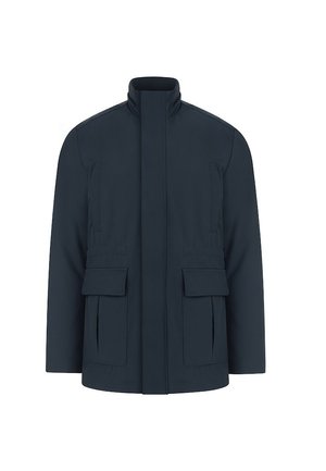 Granatowa męska kurtka z wysokim kołnierzem, dwoma kieszeniami na piersi, dwoma dużymi kieszeniami na patkę oraz przednim zamkiem ukrytym pod patką przeciwdeszczową.