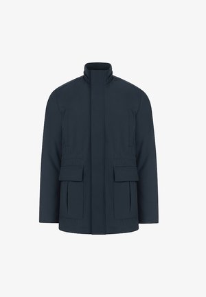 Granatowa męska kurtka z wysokim kołnierzem, dwoma kieszeniami na piersi, dwoma dużymi kieszeniami na patkę oraz przednim zamkiem ukrytym pod patką przeciwdeszczową.
