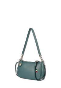 Teal leren schoudertas met een gestructureerde afwerking, gouden hardware en een decoratieve drie-kleurige label. Voorzien van een enkele verstelbare schouderband.
