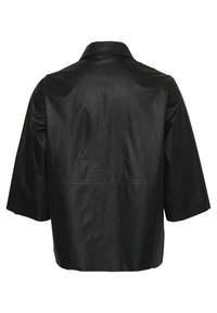 Melnas ādas jaka ar apkakli, īsām piedurknēm un taisnu piegriezumu. Iezīmējas ar gludu tekstūru un minimālu šuvju detaļu aizmugurē.